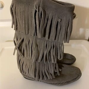 Minnetonka Womens Sz 6 Boots  3-Layer Fringe Gray